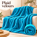 Plaid en velours turquoise drapé sur un canapé