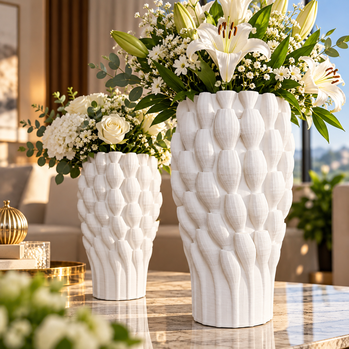 Deux vases blancs décoratifs avec motifs géométriques en relief et bouquets de fleurs